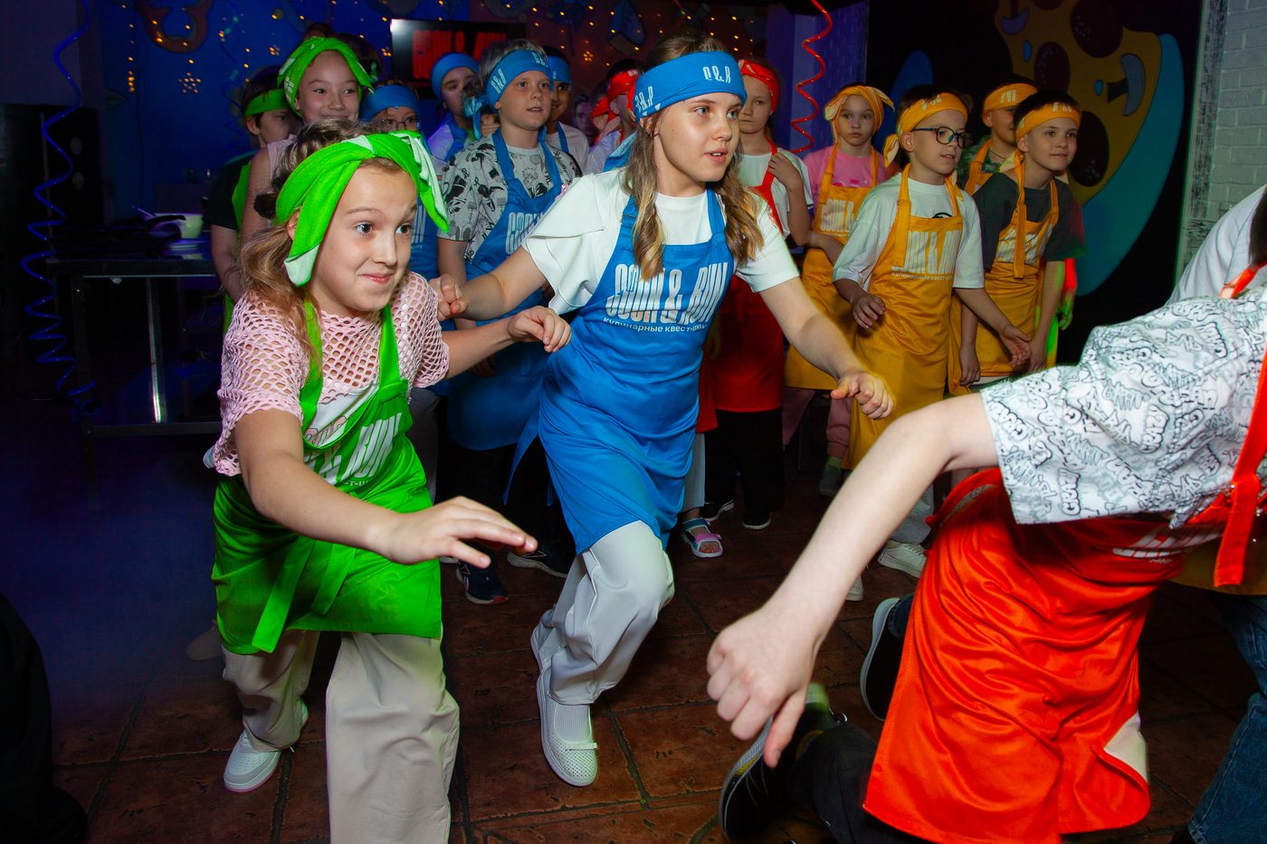 Equipo bailando en el show de Sí Chef!
