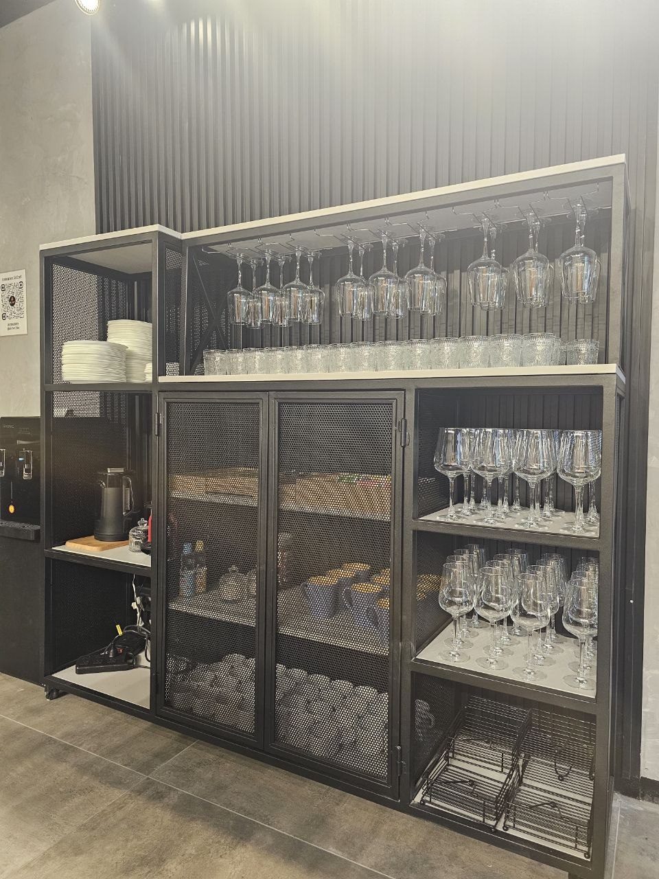 Barra y cristalería del loft Vera 262